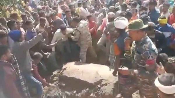 मतांतरित ग्रामीण के शव दफन को लेकर विवाद, पुलिस बल तैनात