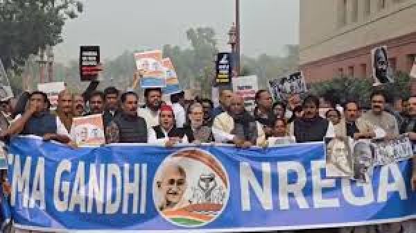 मनरेगा का नाम बदलने पर विपक्षी सांसदों का विरोध प्रदर्शन, मल्लिकार्जुन खड़गे ने ये कहा