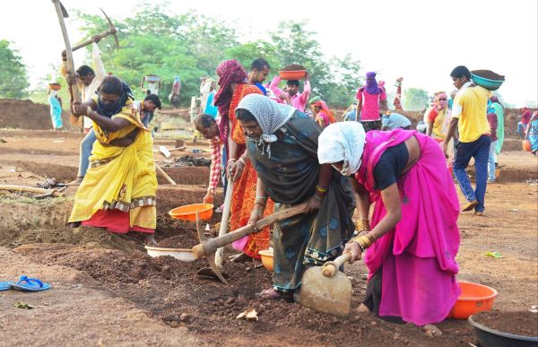 ‘जी राम जी’ बिल पर विवाद : मनरेगा ने  गांवों में कैसे बदली रोजगार की तस्वीर