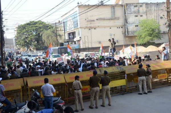 नेशनल हेराल्ड मामले में कांग्रेस ने की भाजपा कार्यालय घेरने की कोशिश, बैरिकेडिंग पर दिया धरना