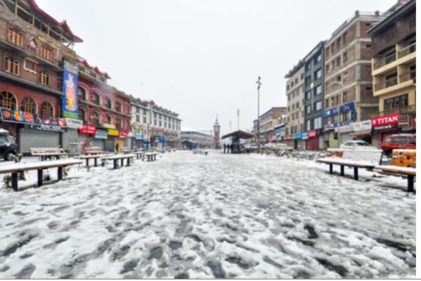 कश्मीर में मौसम बिगड़ने के बीच प्रशासन अलर्ट, टंगमार्ग–गुलमर्ग रोड को लेकर ट्रैफिक एडवायजरी जारी