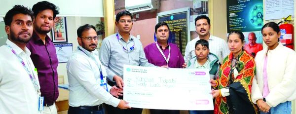 एसबीआई जनरल इंश्योरेंस ने सडक़ दुर्घटना मृतक की पत्नी को सौंपी 20 लाख बीमा राशि