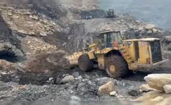 झारखंड में कोयला खदान का एक हिस्सा ढहने से दो मजदूर फंसे