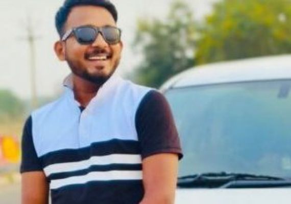 तेज रफ्तार कार पेड़ से टकराई, चालक की मौत, साथी गंभीर घायल