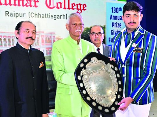 शैक्षणिक उत्कृष्टता एवं सर्वांगीण शिक्षा की गौरवशाली परंपरा बनाए रखा वार्षिक पुरस्कार वितरण समारोह ने