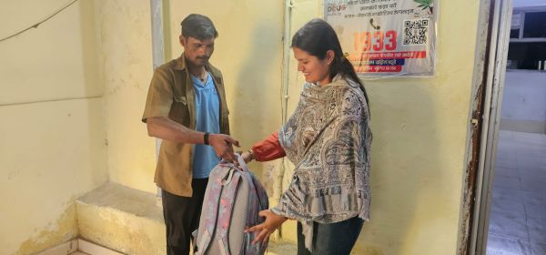 सायबर विंग की टीम ने  लैपटॉप, दस्तावेज, मार्कशीट और रुपए छात्रा को वापस सौंपा