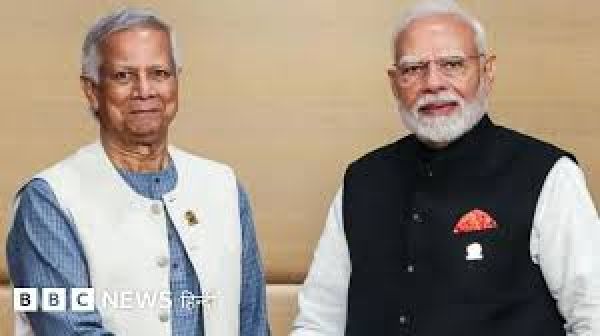 बांग्लादेश: हिंसा की आग में झुलस रहे देश से कैसे बढ़ रही हैं भारत के लिए चुनौतियां