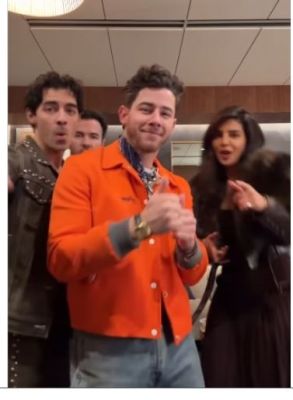 निक जोनास पर चढ़ा बॉलीवुड का खुमार, 'आप जैसा कोई' गाने पर प्रियंका संग जमकर थिरके