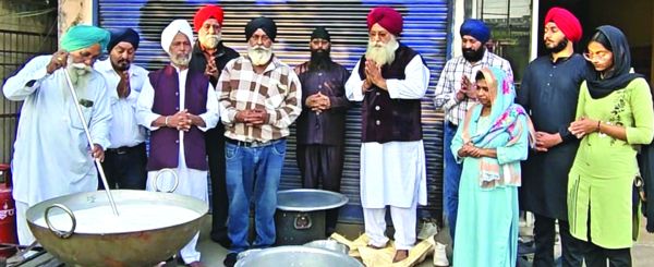 चार साहिबजादों की शहादत के सप्ताह पर सिख समाज ने लगाया गरम दूध का लंगर