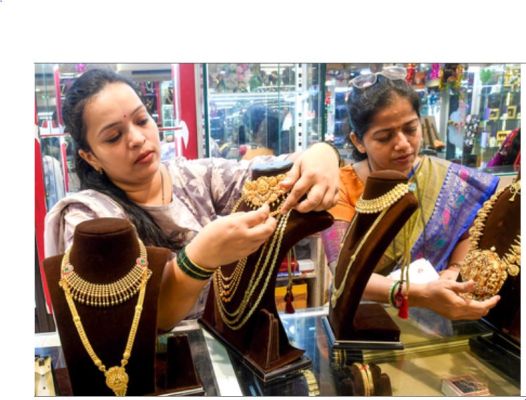 सुरक्षित निवेश की मांग के चलते सोने में जबरदस्त उछाल, रिकॉर्ड ऊंचाई पर भाव