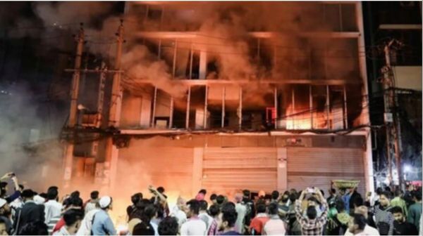 बांग्लादेश : हिंसा की आग में झुलस रहे देश से कैसे बढ़ रही हैं भारत के लिए चुनौतियां