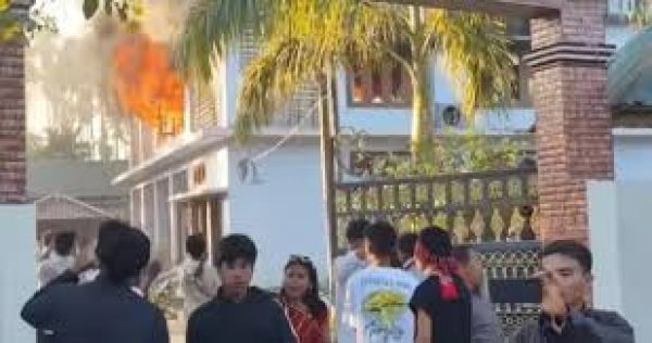 असम के कार्बी आंगलोंग में प्रदर्शनकारियों ने कथित तौर पर बीजेपी नेता के घर में लगाई आग