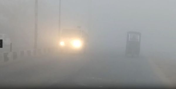 उत्तर प्रदेश में घने कोहरे और कड़ाके की ठंड का कहर, जनजीवन प्रभावित