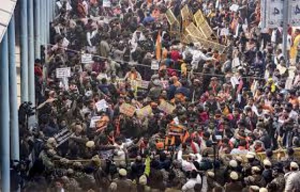 विहिप और बजरंग दल के सैकड़ों कार्यकर्ताओं का बांग्लादेश उच्चायोग के बाहर प्रदर्शन