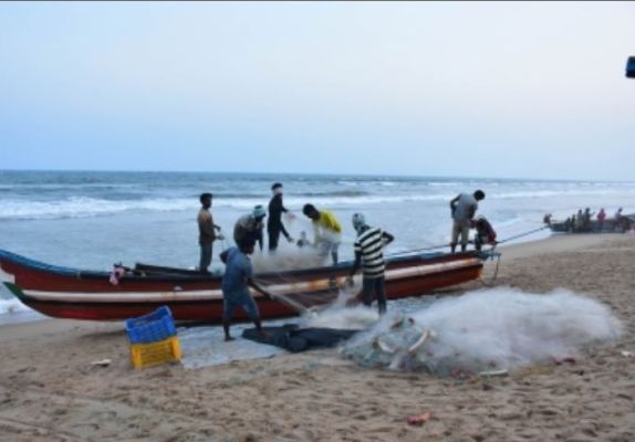 श्रीलंकाई नौसेना ने तमिलनाडु के 12 मछुआरों को गिरफ्तार किया, नाव जब्त