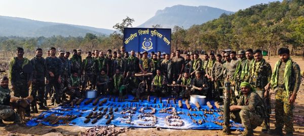 सुरक्षा बलों ने कर्रेगुट्टा की पहाडिय़ों से खोदकर निकाले गोला-बारूद