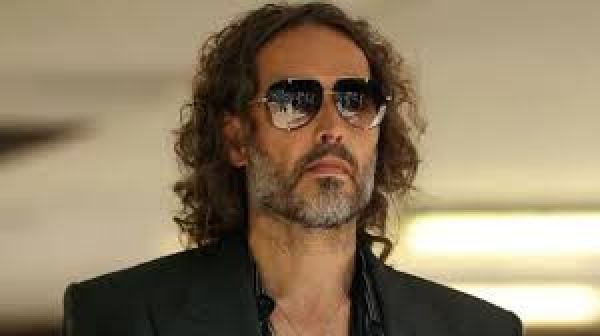 कॉमेडियन रसेल ब्रांड पर लगे रेप और सेक्शुअल असॉल्ट के नए आरोप