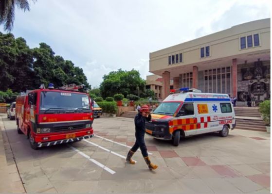 सूरत: खिड़की से गिरे बुजुर्ग की बची जान, दमकल की टीम ने किया रेस्क्यू