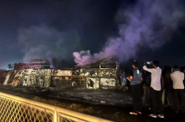 कर्नाटक दुर्घटना : आग की लपटों में घिरी बस, दूर से देखते रहे लोग