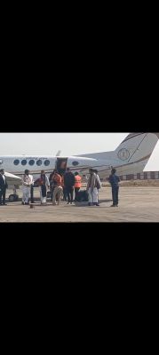 देखें VIDEO : आन ड्यूटी टीआई ने जूते-टोपी उतार कर बागेश्वर धाम के पैर छुए