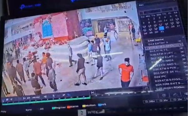 मेग्नेटो मॉल पूरी तोड़फोड दो वीडियो में देखें....