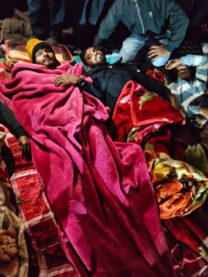 डीएड अभ्यर्थियों का अनशन जारी, कुछ की तबियत बिगड़ी 