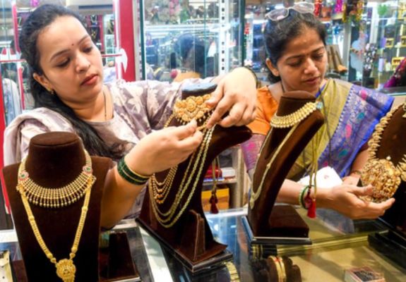 बढ़ते वैश्विक तनावों के बीच सोने में 1000 तो चांदी की कीमत 9,000 रुपए बढ़ी, बनाया रिकॉर्ड 