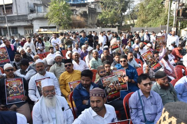 पुलिस कार्रवाई के विरोध में मुस्लिम समाज का विरोध धरना 