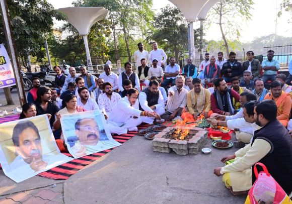 कांग्रेसियों ने सद्बुद्धि हवन पूजन किया 