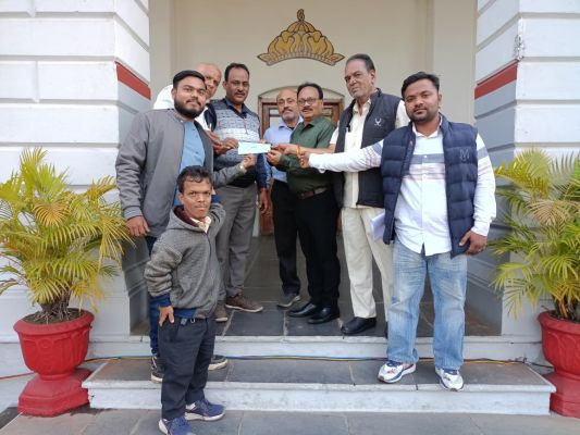 आरकेसी ने 13 वर्ष से बकाया संपत्ति कर 1.64 करोड़ का चैक सौंपा 