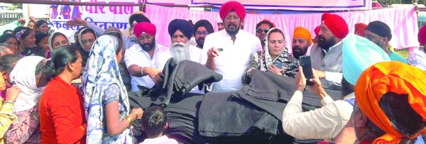 वीरबाल दिवस में राहगीरों एवं आमजनों को सिक्ख समाज संग कुलदीप ने बांटे कंबल
