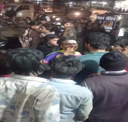 कुत्ते के सूंघे समोसे को वापस ट्रे में रखने को लेकर जमकर बवाल 