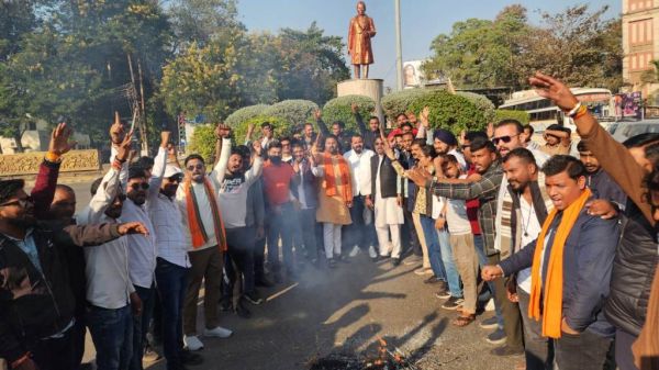 भाजयुमो ने फूंका भूपेश का पुतला, लगाया सनातन धर्म के अपमान का आरोप