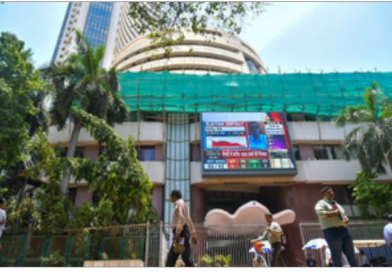 भारतीय शेयर बाजार लाल निशान में खुला, सेंसेक्स और निफ्टी में गिरावट 
