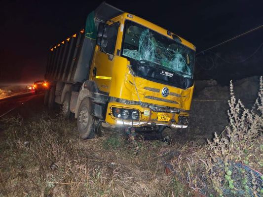 खड़ी गाड़ी को हाईवा ने मारी टक्कर, दो मौतें, 11 जख्मी