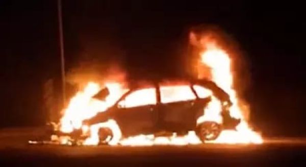 चलती कार में आग 4 लोगों ने कूदकर जान बचाई