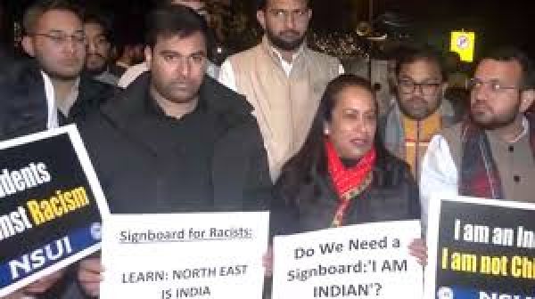 त्रिपुरा के छात्र एंजल चकमा को 'न्याय' दिलाने के लिए दिल्ली में कैंडल मार्च