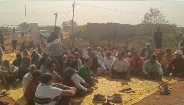 धान खरीदी केंद्र खौना तिल्दा में  टोकन नहीं कटने के विरोध में प्रदर्शन 