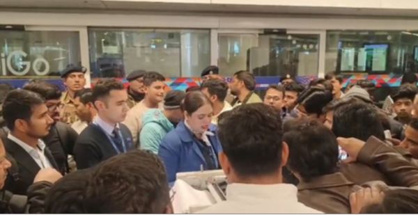 इंडिगो फ्लाइट में देरी से दिल्ली एयरपोर्ट पर अफरा-तफरी, यात्रियों ने किया विरोध प्रदर्शन 