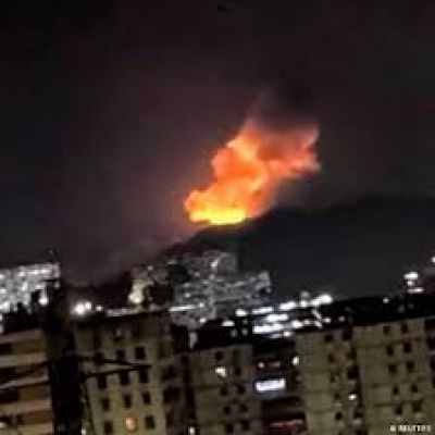 अमेरिका से तनाव के बीच वेनेज़ुएला की राजधानी में कई धमाकों की ख़बर