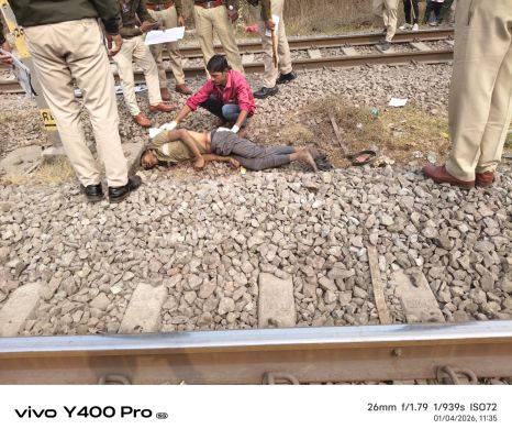 मोवा फाटक के नीचे एक युवक की खून से लथपथ लाश मिली