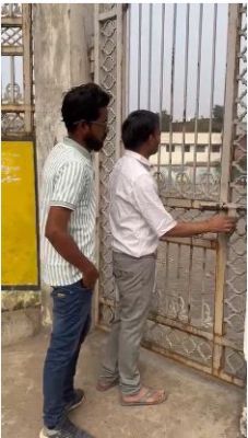 परीक्षा  से आधे घंटे पहले प्रवेश बंद, अभ्यर्थियों और पालकों का विरोध 