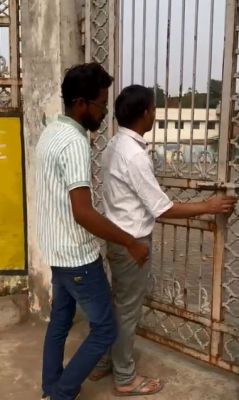 परीक्षा  से आधे घंटे पहले प्रवेश बंद, अभ्यर्थियों और पालकों का विरोध 