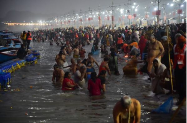 प्रयागराज माघ मेला : 'हर हर गंगे' के साथ श्रद्धालुओं ने त्रिवेणी में लगाई आस्था की डुबकी 