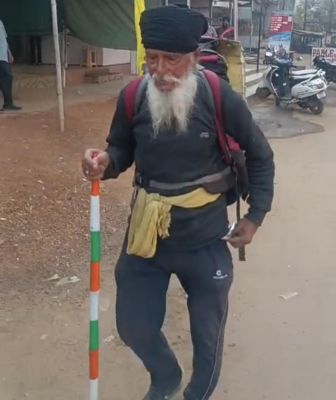 पिथौरा पहुंचे पंजाब के 74 बरस के हरमिंदर सिंह, आठवीं पैदल यात्रा पर देश भ्रमण