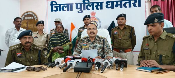 5 लाख की ईनामी महिला नक्सली का समर्पण