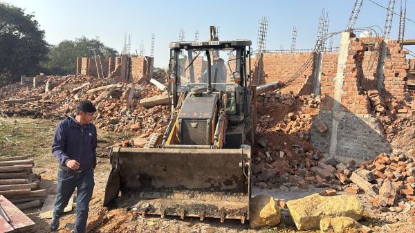 गोकुल नगर, सिमरन सिटी फेज -5 में  बन 20 अवैध  मकानों पर बुलडोजर 