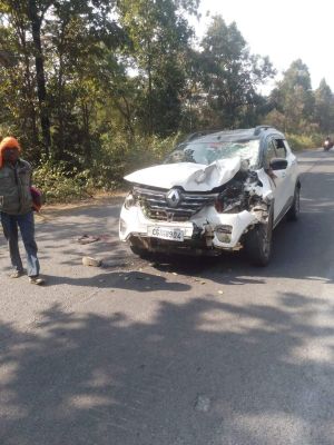 बेकाबू कार ने बाइक सवारों को मारी टक्कर