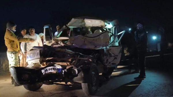 तेज रफ्तार बोलेरो ने खड़े ट्रक को मारी टक्कर, 3  गंभीर