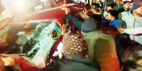 ओवरटेक करती कार को हाइवा ने मारी टक्कर, पीछे सीट पर बैठी युवती की मौत